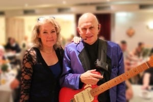 Karin og Klaus Strand-Holm turnerer landet rundt med den populære musikquiz ”Tip et Hit”. Onsdag før pinse gæstede de Værestedet i Jyllinge.