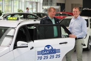 En stolt vognmand Niels Kruse med en af sine 3 nye Mercedes