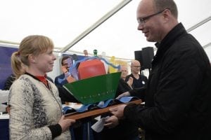 Roskilde Kommunes borgmester, Joy Mogensen, fik overrakt prisen af borgmester Jørn Pedersen fra Kolding Kommune, som vandt prisen sidste år.  Foto: Danjal Arge, TV-Glad