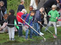 Som en del af Roskilde Naturvidenskabsfestival var 250 1.klasseselever mandag på Boserupgård Naturcenter i Boserup Skov for blandt andet at finde dyr i vandhullet og løbe om kap med skovens dyr.