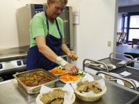 Der er godt gang i forberedelserne til dagens måltider i Børnehuset Stjernen i Viby, hvor maden bliver produceret i eget køkken. "Vi synes, at det er en fantastisk ordning, og vi oplever også en stor forældreopbakning til den", fortæller leder Hanne Peetz. Foto: Nanna Kirstein Neumann.