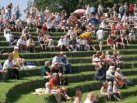 Amfiteatret i Folkeparken lægger i august græs til en Open Air Bio med et alternativt film repertoire, som ellers ikke normalt vises i Roskilde. Foto: Roskilde Kommune.