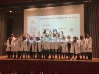 Sidste års vindere af Biotekmesterskaberne fra Stenhus Gymnasium i Holbæk
Præsentation på scenen af en af de deltagende grupper