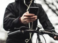 Hver tredje cyklist bruger mobilen