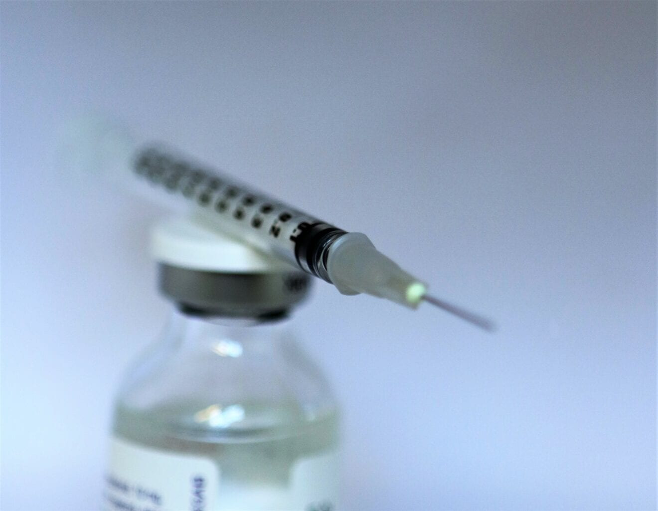 Vaccinationer mod corona ombookes af forsigtighedshensyn