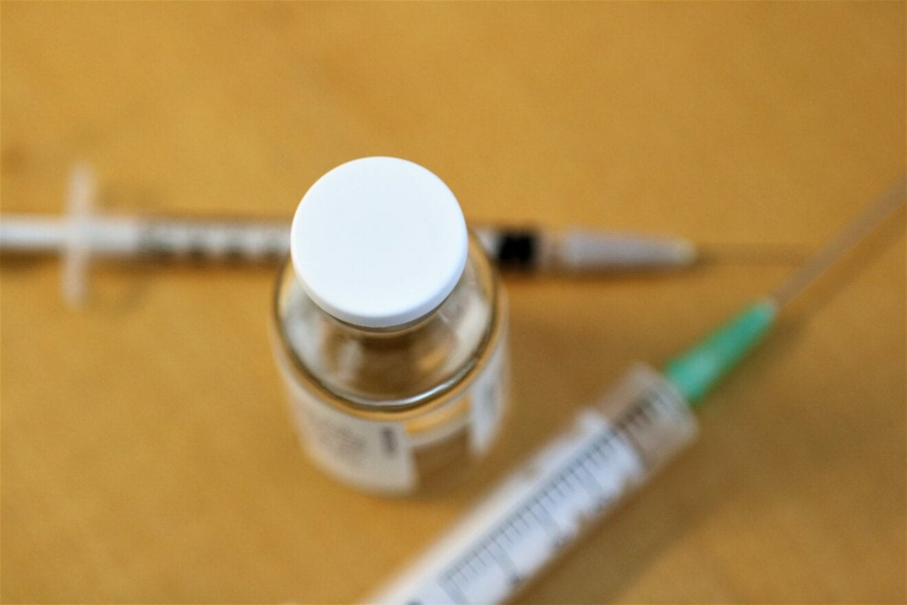 Vaccination med COVID-19 vaccinen fra AstraZeneca sættes på pause