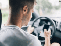 Danskerne har travlt, når de kører bil – med smser, opkald og sociale medier