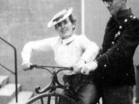 En ung Lise Nørgaard var i 1947 til en temafest, fuldt ekviperet som cyklist anno 1910. Fotografen er ukendt. (pressefoto ROMU)