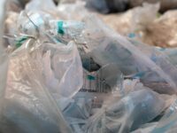 Region Sjælland vil genanvende 80 procent plastikaffald inden 2030. Bl.a. er der igangsat et plastprojekt, der arbejder med løsninger på, hvordan man kan reducere og genanvende plastikaffald fra sygehusenes daglige drift. (Pressefoto Region Sjælland)