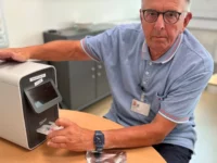 Niels Henrik Holländer viser et eksempel på, hvordan et blodprøveapparat til hjemmebrug kan se ud. Et apparat, som Region Sjælland allerede tidligere har gjort vellykkede forsøg med. Pressefoto Region Sjælland