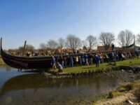 Lørdag den 6. april sørger de mange frivillige medlemmer af Vikingeskibsmuseets bådelag for, at foråret for alvor bliver skubbet i gang med et ordentligt 'plask'!  (Pressefoto Vikingeskibsmuseets)