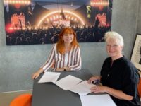 Hanne Leth Andersen, rektor, Roskilde Universitet og Signe Lopdrup, direktør for Roskilde Festival. Pressefoto RUC