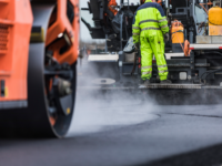 Der er et nyt asfaltslidlag på vej til et fem kilometer langt stykke af Holbækmotorvejen. Foto: Vejdirektoratet