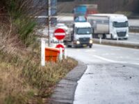 Vejdirektoratet har placeret 41 orange gruskasser på særligt udsatte frakørsler. Foto: Vejdirektoratet