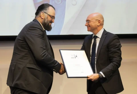 Martin Ridderstråle overrækker prisen på vegne af Novo Nordisk Fonden og de Lægevidenskabelige Selskaber. Foto: Katrine Marie Kragh, Region Sjælland