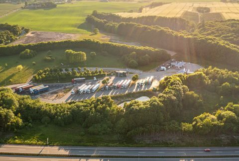 Vejdirektoratet har netop afsluttet udbuddet vedr. drift af 18 tankstationer og 20 ladeparker til elbiler på rastepladser langs motorvejene. Foto: Vejdirektoratet